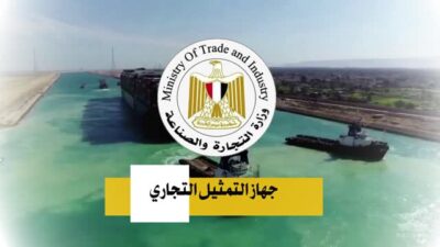 ماهي رؤية شركة كيوبي باعتبارها رائدة في مجال الصناعات الهندسية وخطوط الإنتاج، في قطاع الصناعات الغذائية المصري خلال السنوات الأخيرة خاصة في ظل المتغيرات التي مر بها الاقتصاد المصري والعالمي؟ قال إن رؤية شركته قائمة على الاستدامة والتطور المستمر، حيث تسعى دائمًا لتكون في طليعة الصناعة ورائدة في تقديم الحلول الهندسية المبتكرة، وعلى يقين دائم بأن التحديات الاقتصادية دائما ما تحمل فرصًا للنمو والتطوير، مؤكدًا أن "كيوبى" تؤمن بأن المثابرة والابتكار هما مفتاح النجاح في أي ظرف، سواء في الاستقرار أو في الأزمات حيث أن الازمات تتيح فرصًا للنمو والتطور، ولذلك نسعى إلى توسيع نطاق عملنا وتعزيز وجودنا في السوق المحلية والعالمية، من خلال تقديم حلول مبتكرة تلبي احتياجات العملاء وتعزز من مكانتنا في السوق وزيادة قدرتنا على التكيف مع المتغيرات الاقتصادية بما يصب فى صالح تحقيق الريادة المصرية في مجال تصميم وتصنيع ماكينات التعبئة والتغليف لمصانع الصناعات الغذائية و الدولية والكيميائية والمساهمة في التنمية الصناعية عن طريق تعزيز قدرة المنتج المصري علي المنافسة العالمية من خلال تركيزها على التحديث التكنولوجي وتبني أحدث التقنيات في عمليات الانتاج بالاضافة الى خدمات ما بعد البيع بالإضافة إلى التركيز على الجودة والابتكار والتطوير لتلبية احتياجات السوق المتغيرة و تعزيز التنافسية وأضاف " " فى حواره مع "كومودتى ماركت" أن "كيوبى" تعد من الشركات الرائدة فى تقديم حلول هندسية مبتكرة لصناعة الغذاء والحد من الهدر في مكونات الإنتاج، لافتا إلى أن من بين أبرز الابتكارات والحلول التي نقدمها لمصنعي الغذاء للحد من الهدر في مكونات الإنتاج، تصميمات مبتكرة: نقدم تصميمات هندسية مبتكرة لخطوط الإنتاج تمتاز بالكفاءة والمرونة، مما يسهل عملية التشغيل ويقلل من الفاقد، تطابق احتياجات العميل: نهتم بفهم احتياجات العملاء بدقة ونقدم حلولًا مخصصة تلبي تلك الاحتياجات بدقة وفعالية، أنظمة التعقيم: نقدم أنظمة تعقيم متطورة وفعالة تساهم في تقليل المخاطر الصحية وضمان جودة المنتج النهائي، أنظمة التحكم: نقدم أنظمة تحكم متقدمة تسهل عملية مراقبة العمليات الإنتاجية وتحسن من جودة المنتجات وتقلل من الفاقد، باستخدام هذه الابتكارات والحلول الهندسية، يمكن لمصنعي الغذاء تحسين كفاءة عملياتهم وتقليل الهدر في مكونات الإنتاج، مما يساهم في تحسين الربحية وزيادة التنافسية في السوق. وعن أبرز ما يميز منتجات الشركة، أوضح أن منتجات كيوبى تتميز بالابتكار والجودة العالية، حيث تصمم وتصنع باستخدام أحدث التقنيات والمعايير العالمية ما يعلها تلعب دورًا حيويًا في مساعدة الشركات على زيادة قدرتها الإنتاجية وخفض التكاليف بعدة طرق أولها تحسين الكفاءة: توفير حلول هندسية مبتكرة تسهل عمليات الإنتاج وتزيد من كفاءتها، مما يساعد في زيادة إنتاجية الشركة وتقليل الفاقد، تقليل التكاليف: منتجاتنا مصممة لتوفير تكاليف التشغيل والصيانة على المدى الطويل، مما يساعد الشركات في تقليل التكاليف الإجمالية وزيادة الربحية، الاستدامة: نحرص في منتجاتنا على توفير حلول مستدامة تساهم في تقليل النفايات واستهلاك الموارد، مما يساعد الشركات على الالتزام بالمعايير البيئية وتحقيق التنمية المستدامة، دعم فني متخصص: نقدم خدمات دعم فني متخصصة لعملائنا لضمان أداء المنتجات بكفاءة عالية وتقديم الحلول لأي تحديات تواجه الشركة في عملياتها اليومية، باختصار، منتجاتنا تساهم بشكل فعال في تعزيز قدرة الشركات على زيادة الإنتاجية وخفض التكاليف من خلال تقديم حلول مبتكرة وجودة عالية تلبي احتياجاتها وتطلعاتها المستقبلية. 1. ما هي الاستراتيجية التي تعتمدها الشركة في تلبية احتياجات العملاء وتوفير حلول مخصصة لمنتجاتهم؟ ● استراتيجية الشركة في تلبية احتياجات العملاء وتقديم حلول مخصصة للمنتجات قد تتضمن عدة جوانب، منها: ○ ضمان الجودة والموثوقية: الالتزام بأعلى معايير الجودة والموثوقية في تصنيع المنتجات المخصصة، مما يضمن تحقيق أداء ممتاز لتلبية توقعات العملاء بشكل كامل. ○ الابتكار والتطوير المستمر: الاستثمار في البحث والتطوير لتطوير حلول جديدة ومبتكرة تلبي تطلعات العملاء وتحقق تحسينًا مستمرًا في الأداء. ○ التعاون الوثيق مع العملاء: التفاعل المستمر مع العملاء خلال عملية التصميم والتطوير،بالإضافة إلى التركيز على رغبات العملاء والحرص على تفهم احتياجاتهم لضمان تحقيق أعلى مستوى من الرضا. ○ استشارة متخصصة: توفير فريق متخصص من المهندسين والمختصين للتشاور مع العملاء وفهم احتياجاتهم بدقة. 2. ما هي أبرز التحديات التي تواجه قطاع الصناعات الهندسية وكيف يمكن التغلب عليها؟ ● التغيرات الاقتصادية: التقلبات في الاقتصاد يمكن أن تؤثر على الطلب على الخدمات الهندسية والاستثمارات، مما يجعل التخطيط الاقتصادي أمرًا صعبًا. ○ اللوائح والتشريعات: التغيرات في القوانين واللوائح البيئية والصحية والأمنية يمكن أن تؤثر على عمليات الإنتاج والتكاليف. ○ نقص المهارات: صعوبة جذب وتطوير المواهب الهندسية المتخصصة يمكن أن تكون تحديًا، خاصة في مجالات التخصص التقني المتقدمة. ○ الابتكار والتطوير: الحاجة المستمرة إلى الابتكار وتطوير منتجات وخدمات جديدة يمكن أن تكون تحديًا في ظل ضغوط الوقت والتكاليف. 3. كم تبلغ حجم صادرات شركة كيوبي للحلول الهندسية، وعدد الدول التي تصلها منتجات الشركة، وماهي الخطة التوسعية خلال الفترة المقبلة؟ ● حجم الصادرات تخطى مليون دولار وتصل المنتجات حاليا إلى 7 دول في إفريقيا وآسيا ● يُعتبر التوسع الدولي في الأسواق الإفريقية والخليجية خطوة استراتيجية مهمة للعديد من الشركات. فالأسواق الناشئة في إفريقيا والخليج تقدم فرصاً كبيرة للنمو بفضل تزايد الطلب على الخدمات والمنتجات المتنوعة. ومن الجوانب الإيجابية لهذه الأسواق هو الطلب المتزايد على التكنولوجيا والحلول الهندسية، مما يمثل فرصة لشركة مثل كيوبي لتوفير خدماتها ومنتجاتها. ● فيما يتعلق بالتوسع في الأسواق الأوروبية في العام القادم، فإنها تعتبر خطوة استراتيجية مهمة أيضًا نظرًا للبنية التحتية المتقدمة والسوق المستقرة والمتطورة في القارة الأوروبية. ومن المهم هنا أيضًا فهم القوانين والتشريعات الأوروبية والتكنولوجيا المستخدمة ومتطلبات العملاء المحليين. ● توجيه استراتيجية التوسع بعناية وتكامل الموارد والتحاليل المسبقة للسوق يمكن أن تساعد في تحقيق النجاح في هذه الأسواق. 4. ما هي أهمية معرض أفريقيا لمكونات التصنيع الغذائي في دورته الحالية، وماهي الأهداف المرجوة من المشاركة في المعرض؟ ● معرض إفريقيا يعتبر منصة مهمة لصناعة التصنيع الغذائي، حيث يجمع المعرض العارضين والمشترين والمهتمين بصناعة الأغذية من جميع أنحاء العالم. فمن خلال المشاركة في معرض إفريقيا ، يمكن تحقيق عدة أهداف، منها: ○ التواصل مع العارضين والمشترين من أجل إقامة شراكات جديدة وتوسيع الشبكات التجارية. ○ عرض المنتجات والخدمات الجديدة والمبتكرة في مجال صناعة المواد الغذائية. ○ تبادل المعرفة والخبرات مع الزملاء في الصناعة والتعرف على أحدث الاتجاهات والابتكارات. ○ فتح أسواق جديدة واستكشاف فرص الاستثمار في قطاع الصناعات الغذائية في القارة الأفريقية. ○ تعزيز العلامة التجارية وزيادة الوعي بالمنتجات والخدمات الخاصة بالشركة. 5. ماهي أحدث المنتجات التي تطرحها الشركة خلال الفترة المقبلة في السوقين المحلي والعالمي؟ ● خطوط تعبئة العصائر ، خطوط تعبئة وتغليف الجبن الأبيض والفيتا، خطوط تعبئة عسل النحل، خطوط تعبئة الزبادي، خطوط تعبئة اللبن الرايب، خطوط تعبئة القشطة، خطوط تعبئة اللبنة، خطوط تعبئة الشيكولاتة، خطوط تعبئة الزيوت، خطوط تعبئة مستلزمات التنظيف.