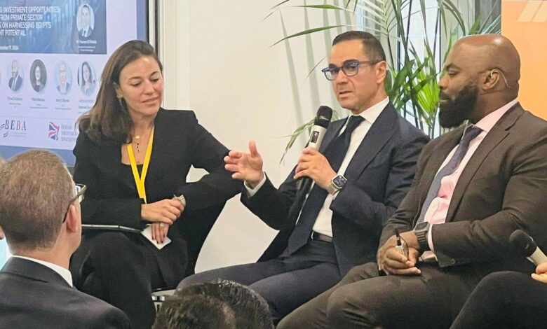 يشارك في جلسة نقاشية حول فتح آفاق الاستثمار في مصر.