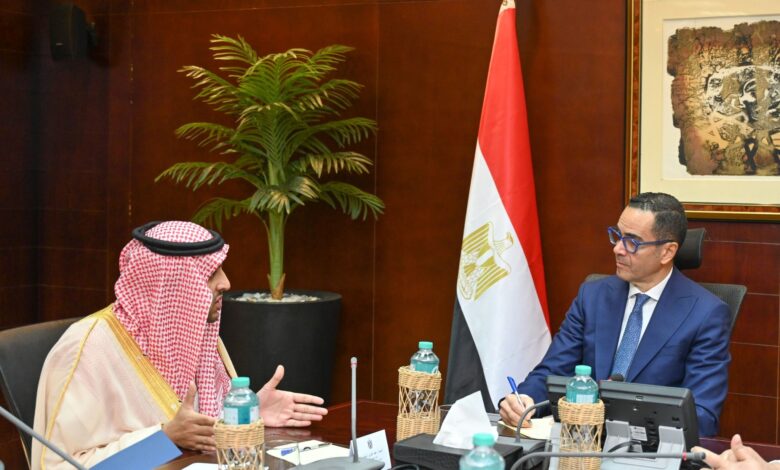 المهندس حسن الخطيب وزير الاستثمار والتجارة الخارجية خلال لقاءه مع عبد العزيز السكران وكيل الهيئة العامة للتجارة الخارجية السعودية