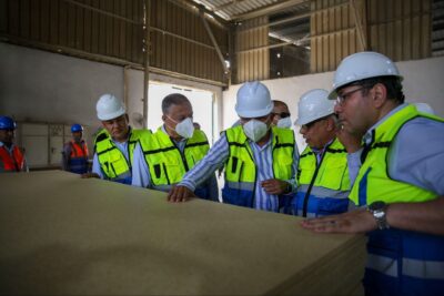 وزير قطاع الأعمال يتفقد مصانع شركة طنطا للكتان والزيوت