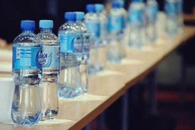 رد رسمي على مزاعم خطورة المياه المعبأة داخل عبوات بلاستيكية