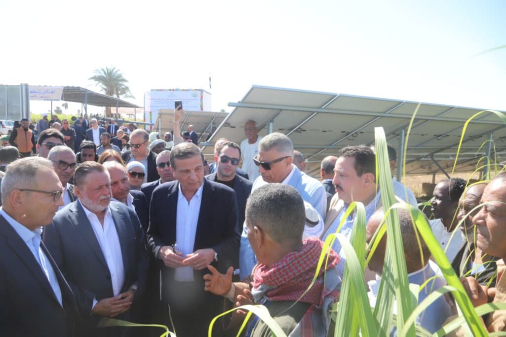 محافظ البنك المركزي ووزير الزراعة يتفقدان مشروع دعم صغار المزارعين بأسوان