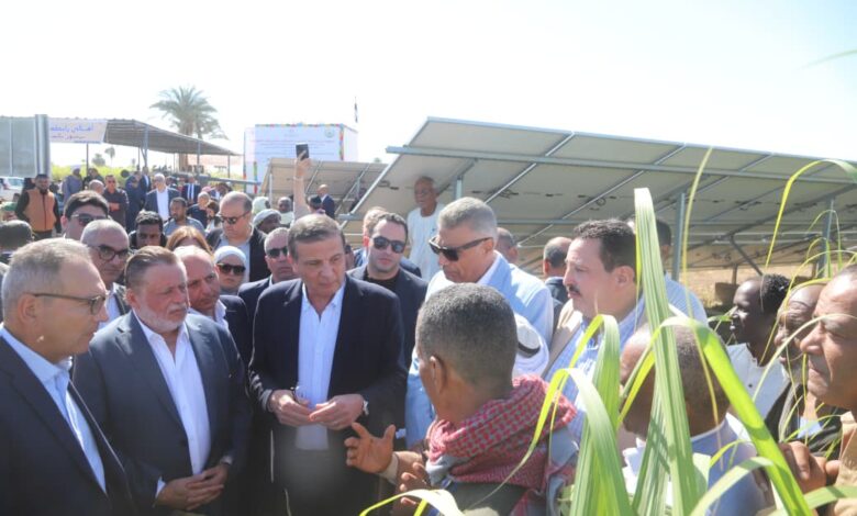 محافظ البنك المركزي ووزير الزراعة يتفقدان مشروع دعم صغار المزارعين بأسوان