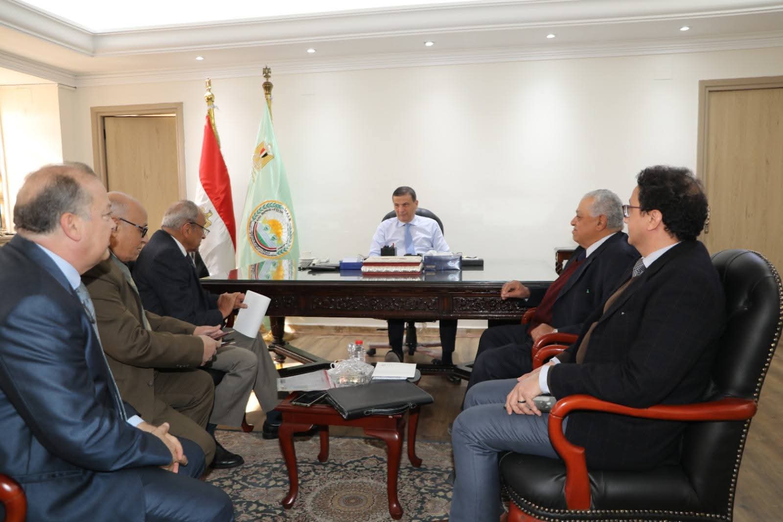 وزير الزراعة يبحث مع مجلس إدارة "فلاحة البساتين" سبل تعزيز التعاون