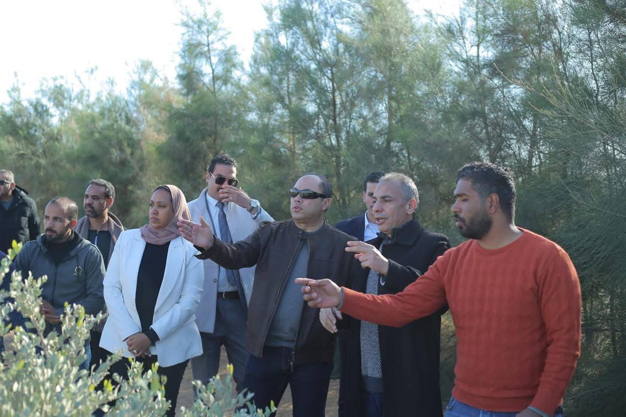 رئيس هيئة تنمية الصعيد يتفقد عملية حصاد محصول الجوجوبا في البحر الأحمر