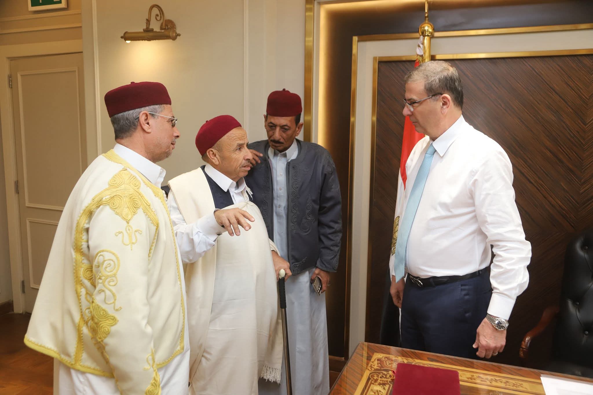 وزير الزراعة يلتقي وفد من عمد ومشايخ مطروح ويوجه بدعم المزارعين بشتلات الزيتون وسلالات الأغنام