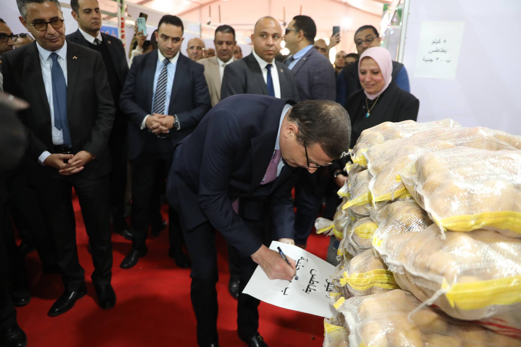 وزيرا الزراعة والتموين يفتتحون معرض السلع الغذائية بالمتحف الزراعي بمناسبة شهر رمضان 3 وزيرا الزراعة والتموين ومحافظة الجيزة يفتتحون معرض السلع الغذائية بالمتحف الزراعي بمناسبة شهر رمضان