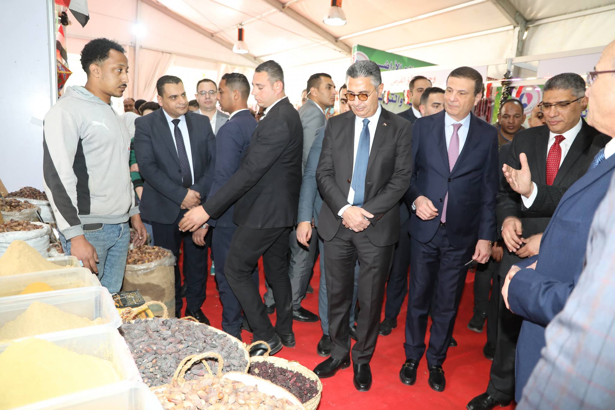 وزيرا الزراعة والتموين يفتتحون معرض السلع الغذائية بالمتحف الزراعي بمناسبة شهر رمضان 5 وزيرا الزراعة والتموين ومحافظة الجيزة يفتتحون معرض السلع الغذائية بالمتحف الزراعي بمناسبة شهر رمضان