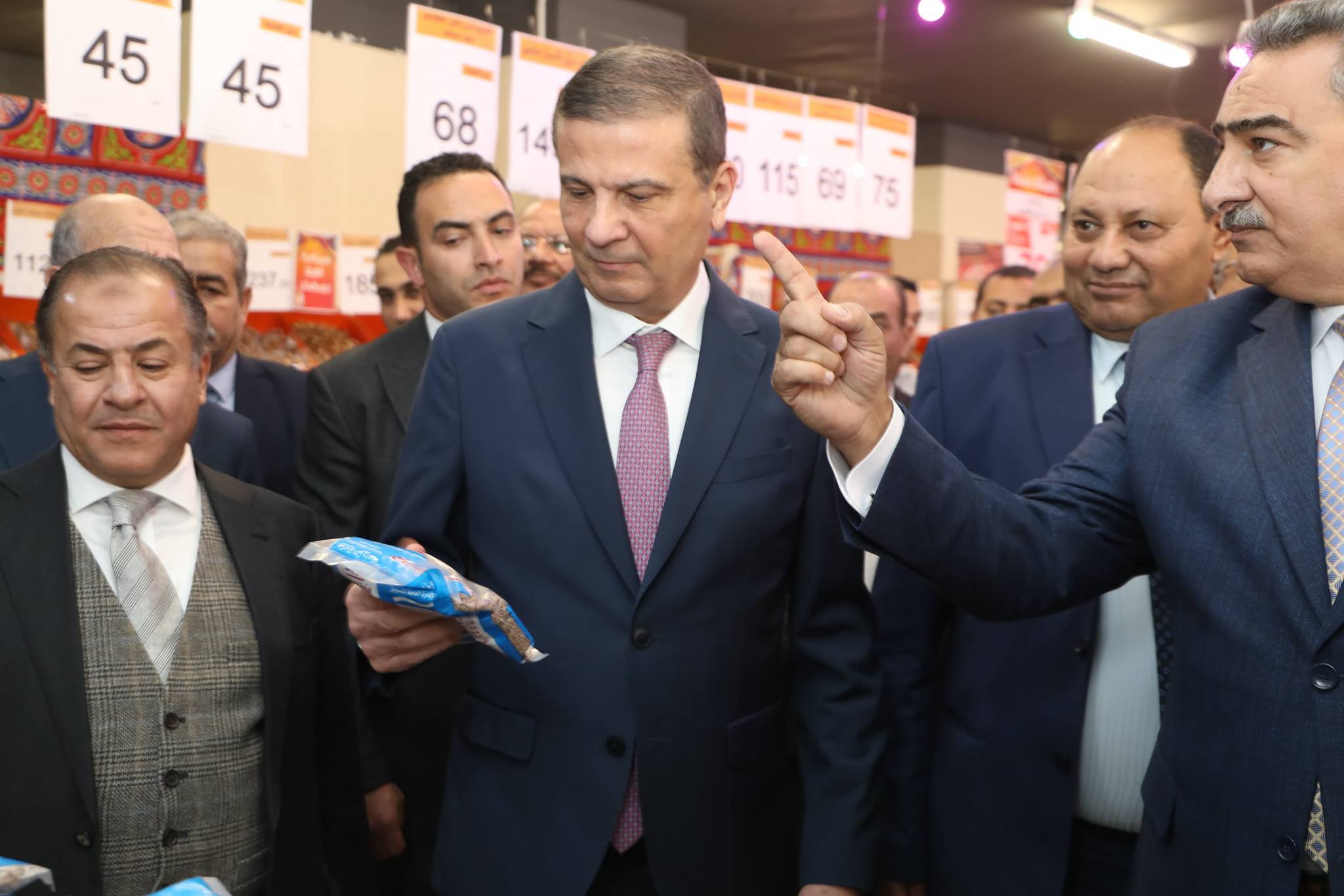 وزير الزراعة يفتتح جناح منتجات الوزارة بمناسبة شهر رمضان بجملة ماركت بالمريوطية