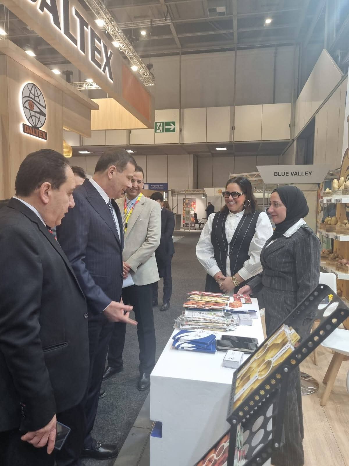بمشاركة 99 شركة.. وزير الزراعة يفتتح الجناح المصري بمعرض "فروت لوجستيكا" ببرلين