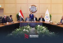 وقعت شركة رواد الهندسة الحديثة، عقداً استراتيجياً مع الهيئة القومية لسكك حديد مصر، ضمن تحالف يضم عدداً من الشركات المتخصصة، لتنفيذ أعمال ضمن مشروعات قومية بارزة في قطاع السكك الحديدية والنقل اللوجستي.