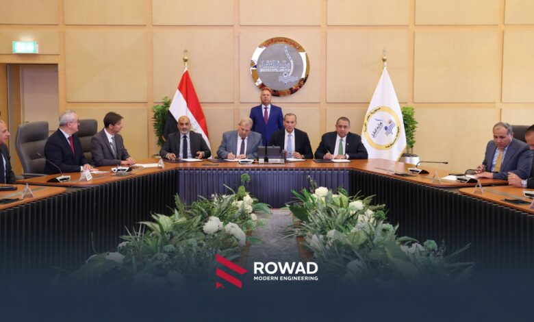 وقعت شركة رواد الهندسة الحديثة، عقداً استراتيجياً مع الهيئة القومية لسكك حديد مصر، ضمن تحالف يضم عدداً من الشركات المتخصصة، لتنفيذ أعمال ضمن مشروعات قومية بارزة في قطاع السكك الحديدية والنقل اللوجستي.