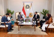 وزير الصناعة يعرض نظام "الامتياز الصناعي" على الشركات الإسبانية لتوسيع الاستثمار