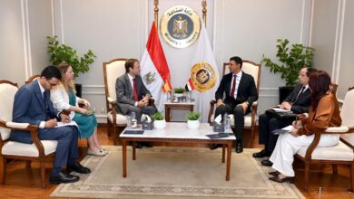 وزير الصناعة يعرض نظام "الامتياز الصناعي" على الشركات الإسبانية لتوسيع الاستثمار
